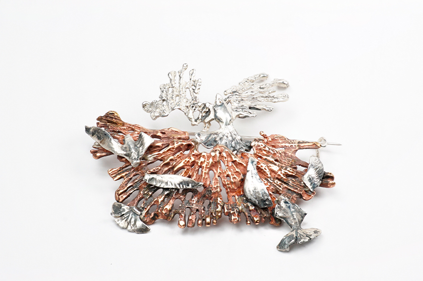 Diana Tobosaru, «Anaydblu. Reborn 2», 2021. Brooch (sterling silver, bronze), 5 x 3 cm. Photography: Diana Tobosaru