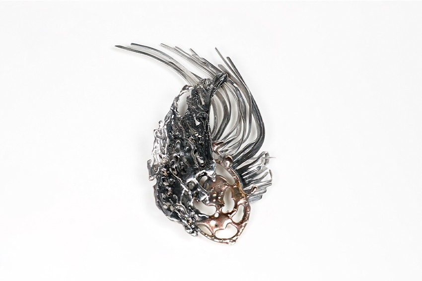Diana Tobosaru, «Anaydblu. Reborn 3», 2021. Brooch (sterling silver, bronze), 4,5 x 3 cm. Photography: Diana Tobosaru