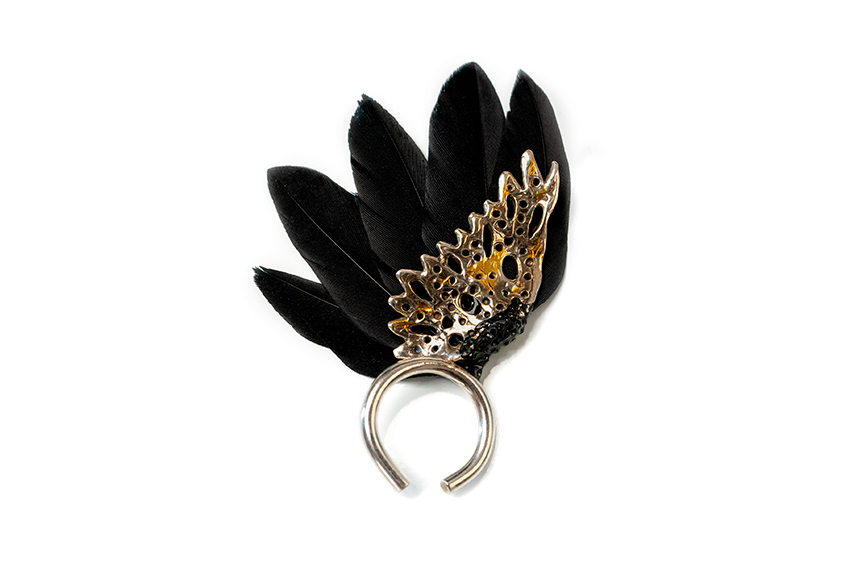 Gena Tudor, «Break in bright. Stage 3», 2021. Ring 0.0 (sterling silver, 24K gold foil, feathers), 6 x 4 cm. Photography: Cosmin Constantin; Ana Georgescu