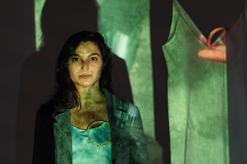 Kika Rufino, «Carrying my grief with; Crossing», 2021. Installation (wood, cotton, video), 315 x 150 x 1 cm. Photography: Danilo Valentin