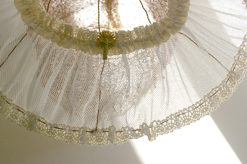 Maria Alves de Lima, «The body that speaks», 2021. Wearable knitted (mesh in copper wire, tulle and lace sewn with copper wire, elements in brass casting), 32 x 32 x 24 cm. Photography: Maria Alves de Lima