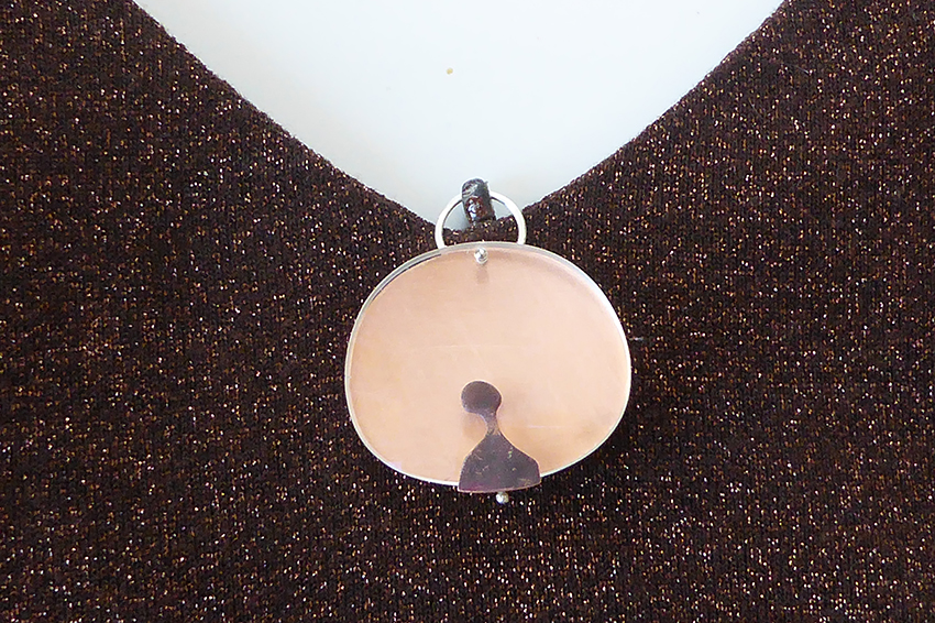 Nicole Uurbanus, «Pretend you see me», 2021. Pendant (silver, copper, steel wire, acrylic, silicone), 14 x 6 x 1 cm. Photography: Danilo Valentin