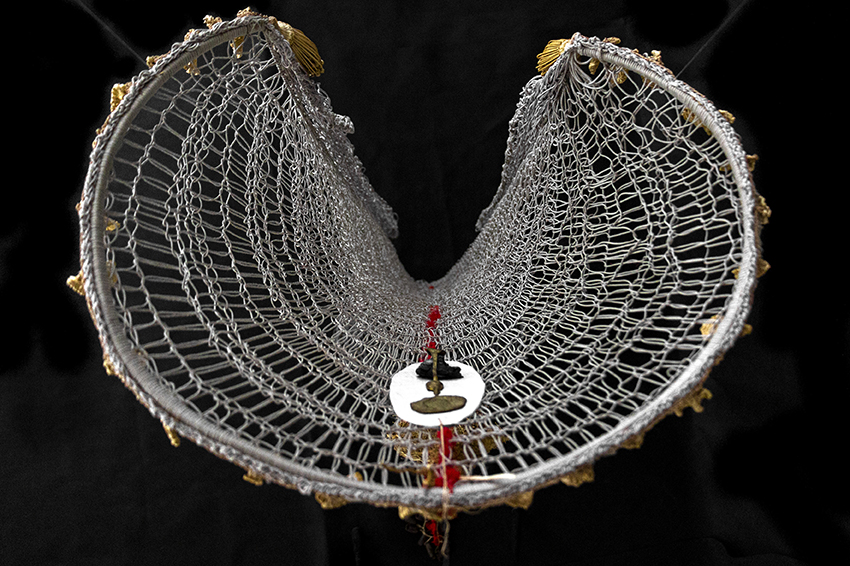 Renata Meirelles, «Connect», 2021. Installation (two mantles in cotton and silk thread, gauze with organic elements, tin, charcoal), 160 x 250 x 46 cm. Photography: Laila Kontic