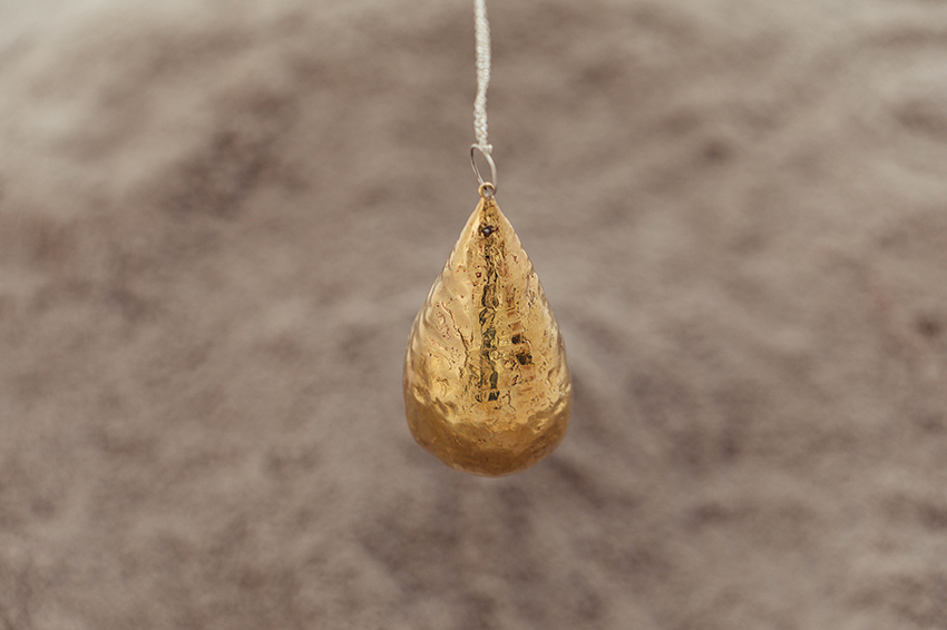Thais Costa, «Until the last drop, the last breath», 2021. Installation (brass, silver, sand, video projection), 100 x 200 x 100 cm. Photography: Danilo Valentin