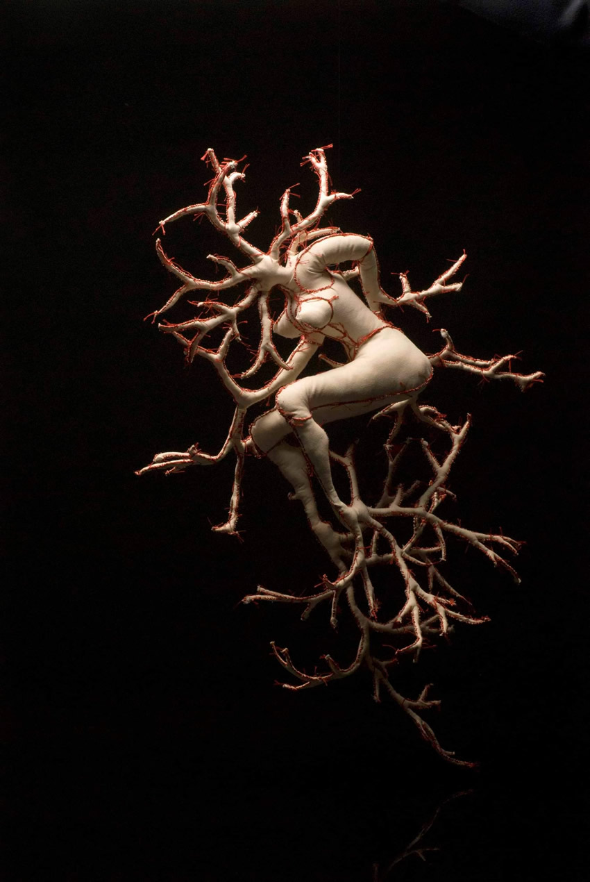 Ana Paula Campos: Armelle Blary, «Daphné», 2005. Foto: Alain Hatat In DENIS-MOREL, Barbara (org – «Corps Recomposés: Greffe et Art Contemporain», Presses Universitaires de Provence, 2015.