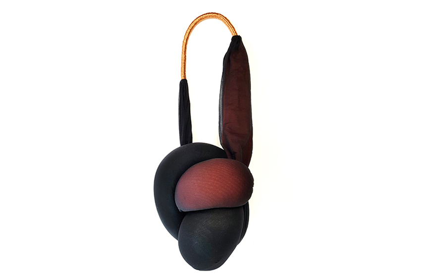 Atelier Mourão: Paula Andrade, Atelier Mourão, «Refém», 2021. Necklace (fabric, styrofoam and copper), 46,5 x 12,5 x 16,5 cm. Photography: Paula Andrade