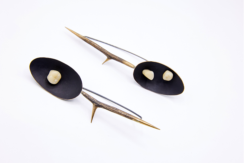 Magdalena Pelmus aka Mana, «WOE», 2021. Earrings (sterling silver, bronze, patina, porcelain), 6 x 1,5 cm. Photography: Sabin Malisevschi 