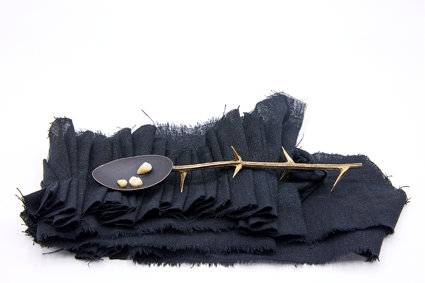 Magdalena Pelmus aka MANA, «WOE cercei no. 2», 2021. Necklace (sterling silver, bronze, patina, porcelain), 35 x 3 cm. Photography: Sabin Malisevschi 