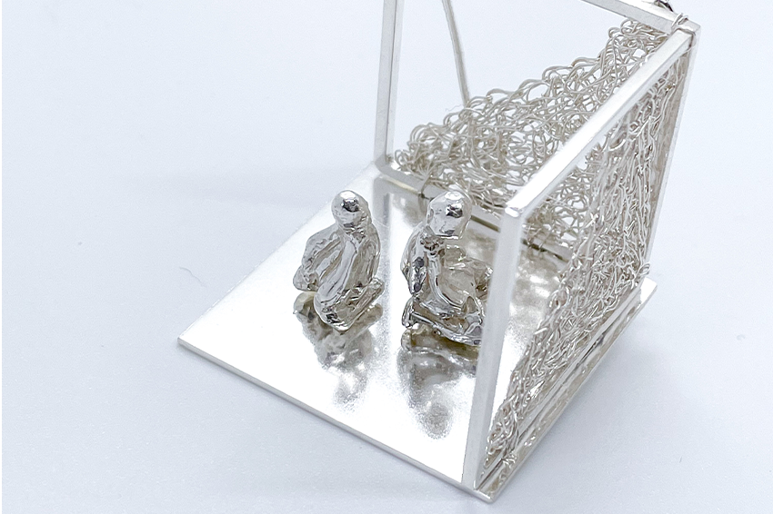 Ramona Popescu, «Together or alone Collection. Stage 1», 2021. Brooch (sterling silver), 2,5 x 2,5 cm. Photography: Ramona Popescu