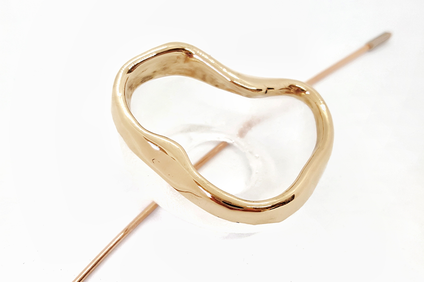 Andreia Gabriela Popescu « Solve et Coagula », 2021. Brooch (3 14k rose gold, crystal, resin), 150x65 mm. Photography: by the artist