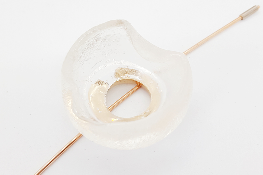 Andreia Gabriela Popescu, «Solve et Coagula», 2021. Brooch (2 14k rose gold, crystal resin) 15 x 6,5 cm. Photography: Andreia Gabriela Popescu