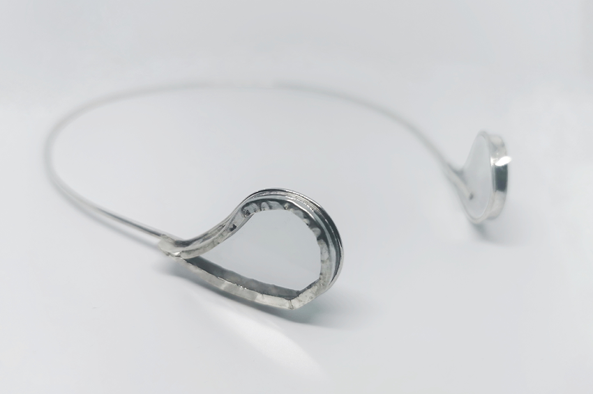 Madalina Spiridon, «Mirror, Mirror, on the soul!», 2021. Tiara (sterling silver, mirror), 25 x 10 cm. Photography: Madalina Spiridon
