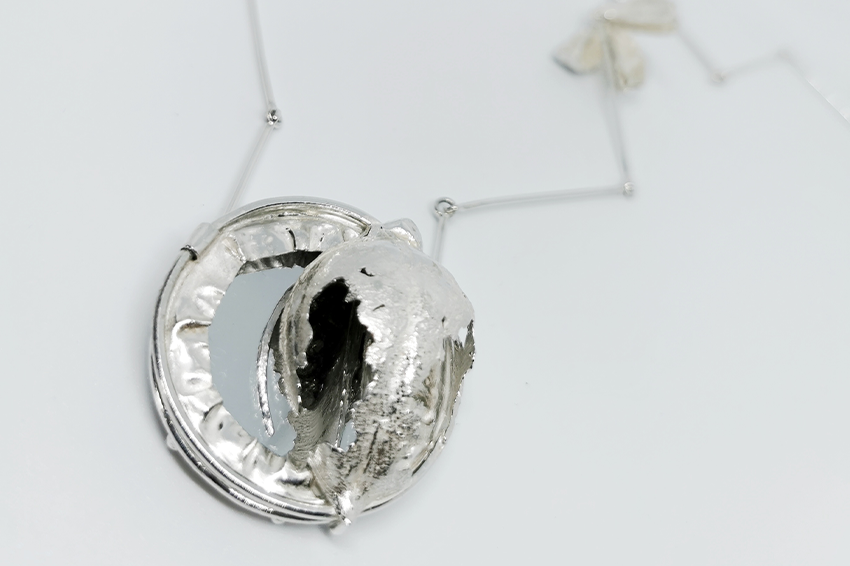 Madalina Spiridon, «Mirror, Mirror, on the soul!», 2021. Necklace (sterling silver, mirror, resin, pyrite), 30 x 5 cm. Photography: Madalina Spiridon